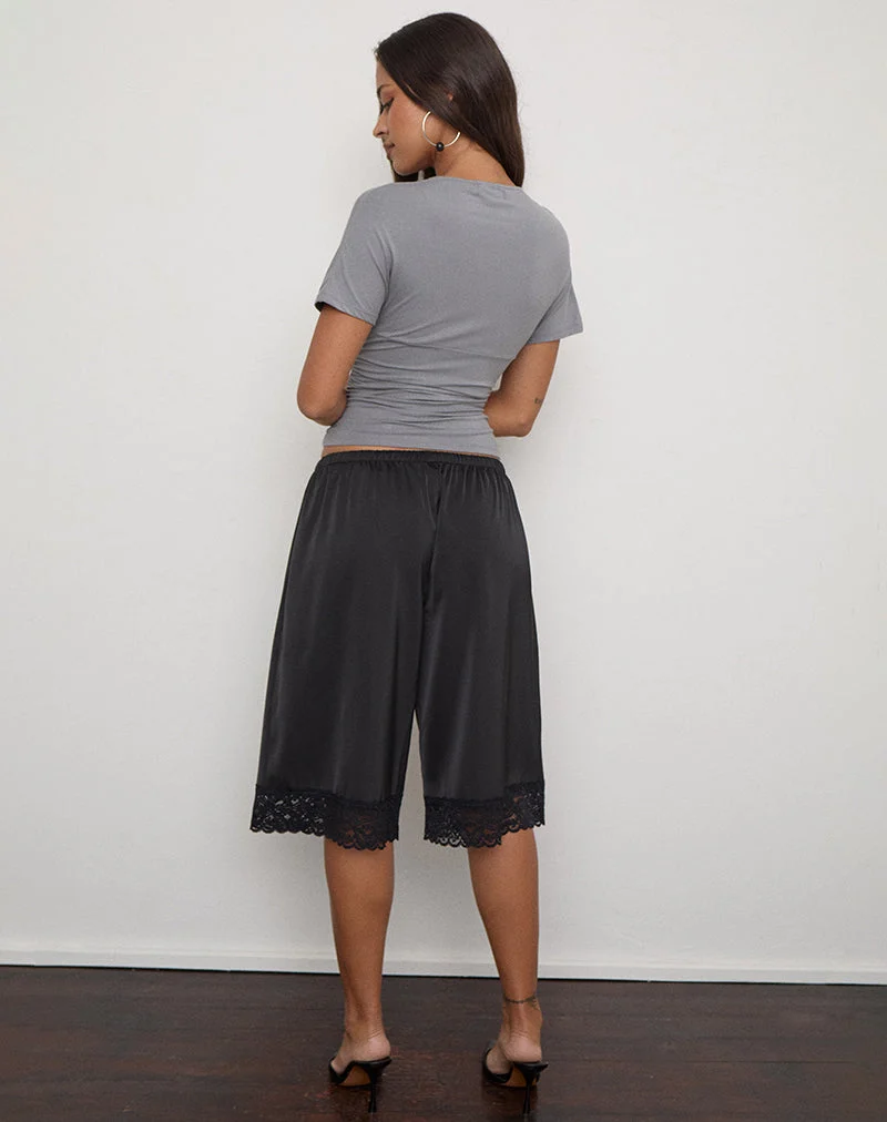 Short Qiana avec bordure en dentelle, en satin noir
