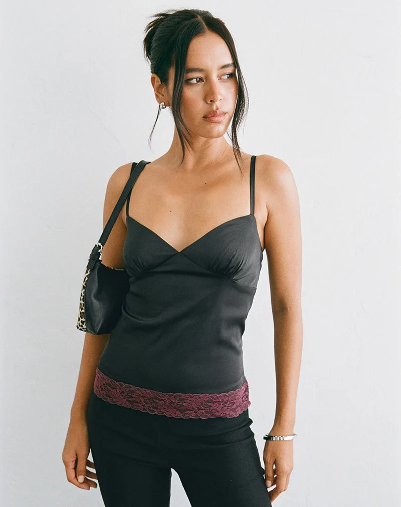 Haut Camara en satin noir avec bordure en dentelle bordeaux