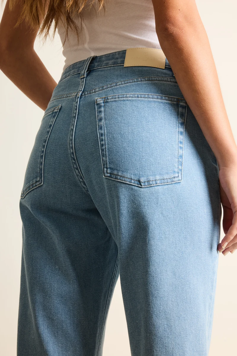 Jean girlfriend bleached