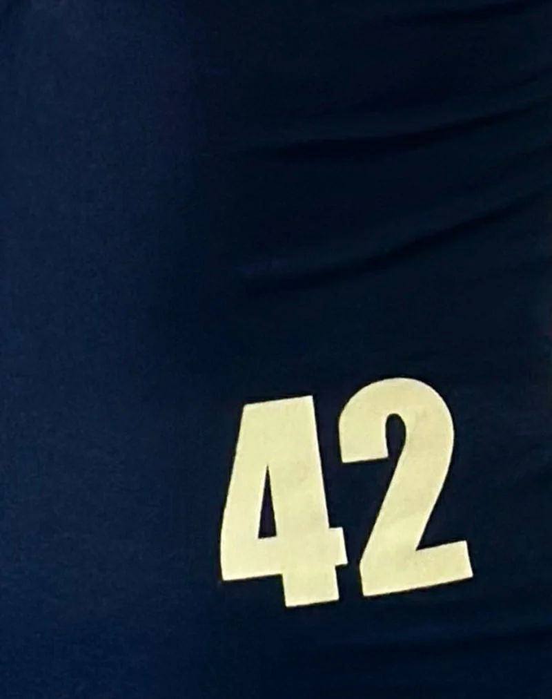Haut Kufu bleu marine avec bordure de col couleur citron et imprimé « 42 »
