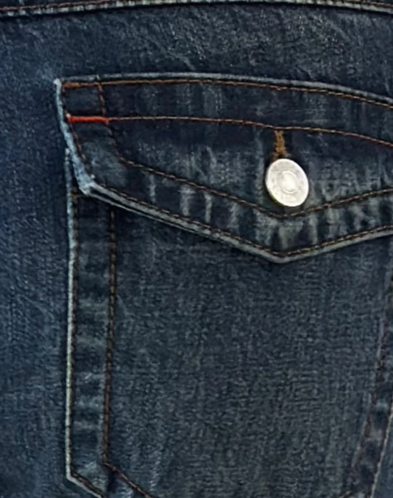 Jean taille très basse à coutures torsadées, teinte bleu moyen