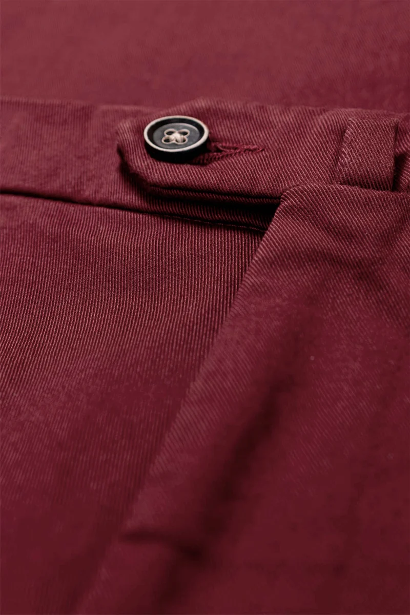 Chino bordeaux foncé