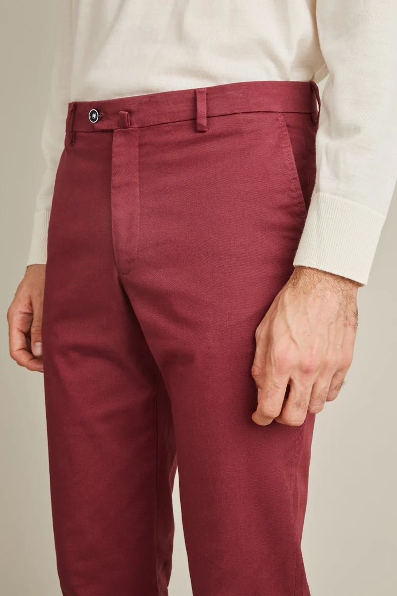 Chino bordeaux foncé