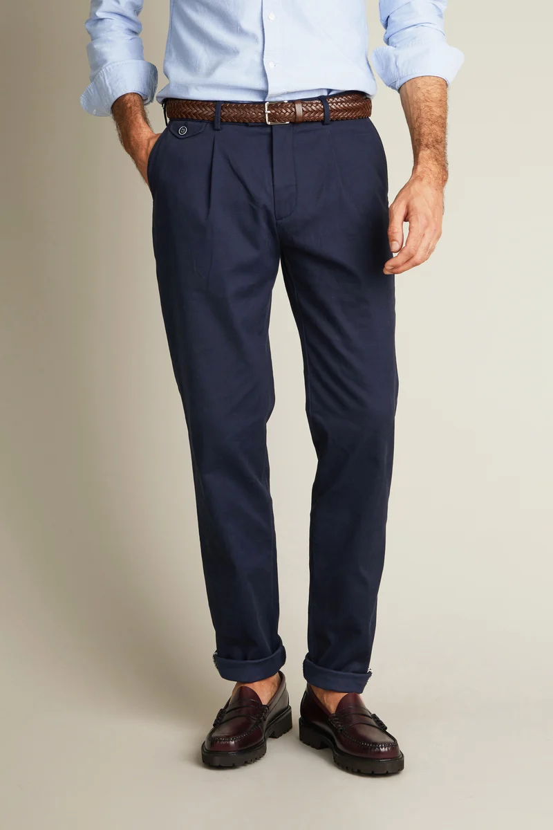 Chino à pinces marine
