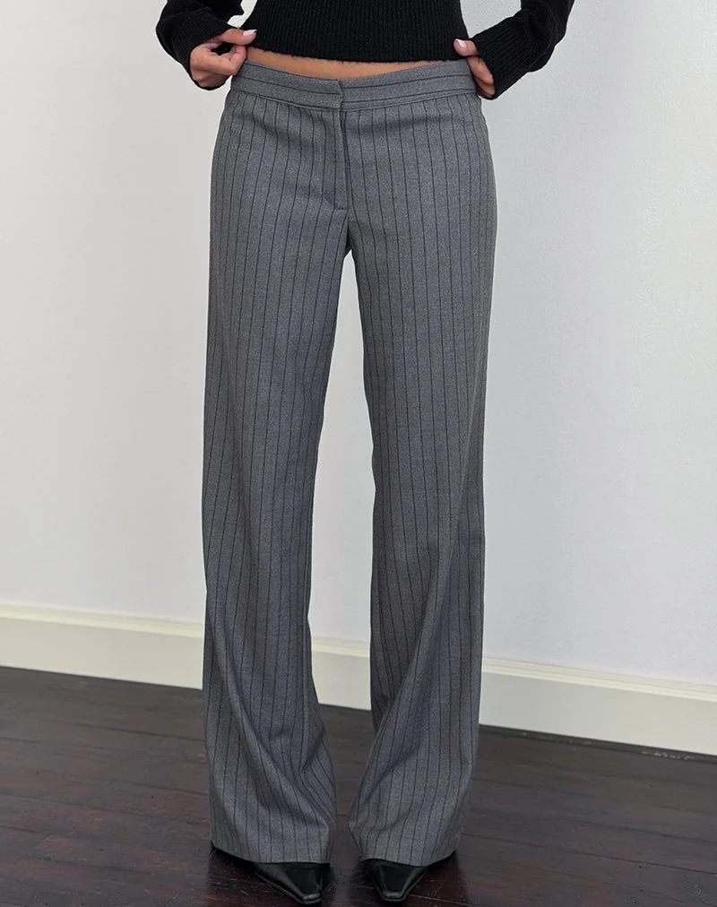 Ganta Slim Trouser in Pinstripe Charcoal (pantalon slim à rayures)