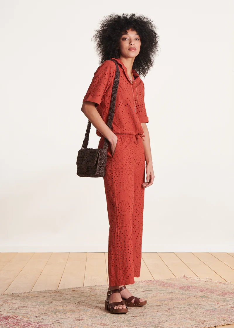 Pantalon terracotta en broderie anglaise