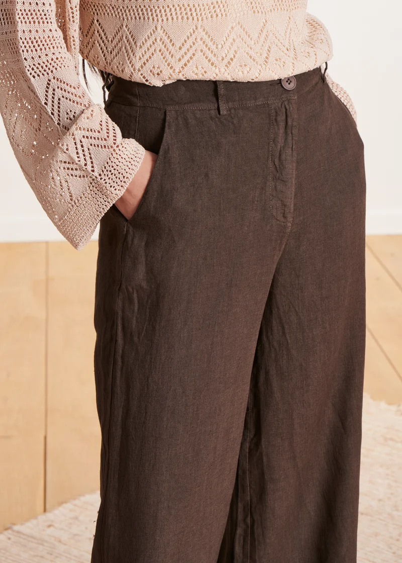 Pantalon droit et large marron en lin taille haute