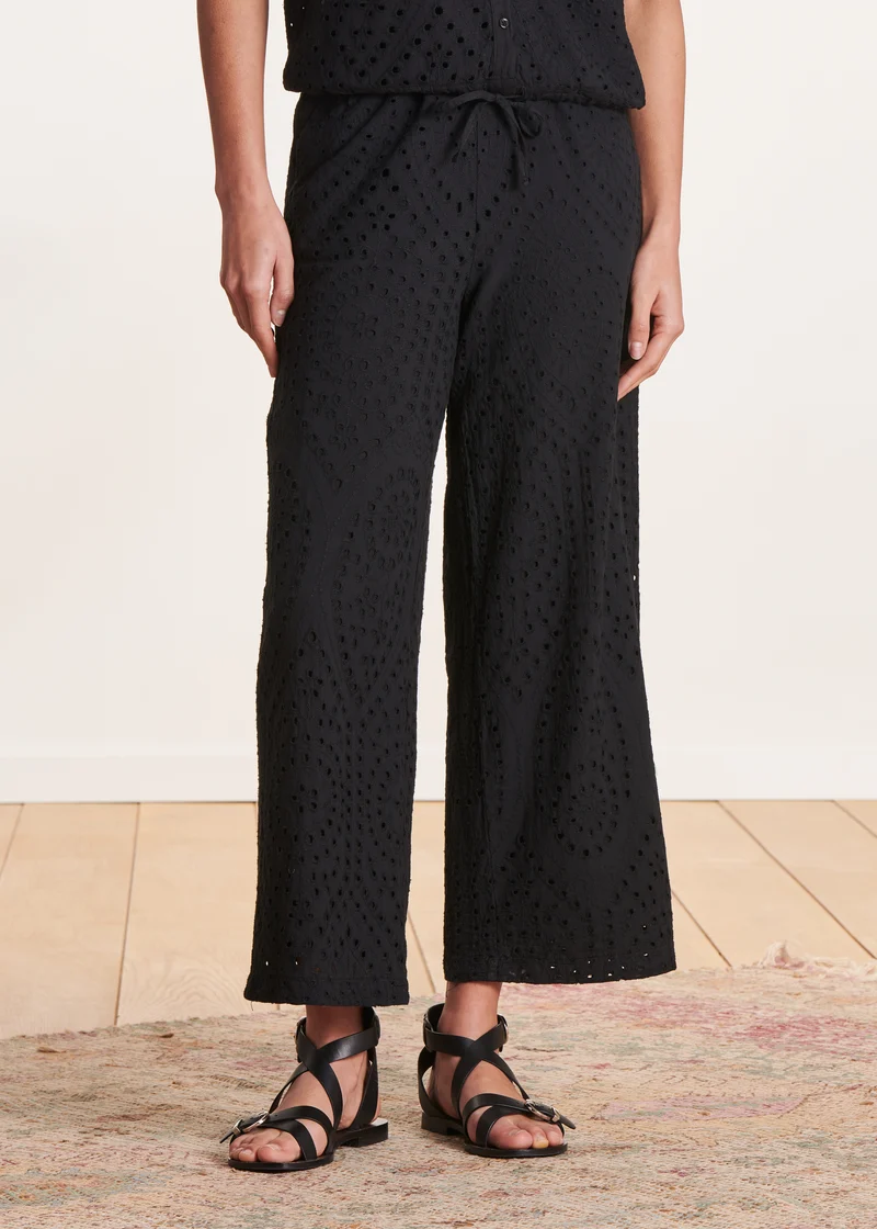 Pantalon noir en broderie anglaise