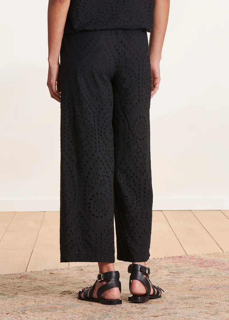 Pantalon noir en broderie anglaise