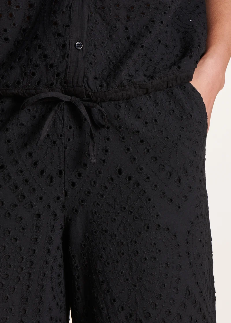 Pantalon noir en broderie anglaise
