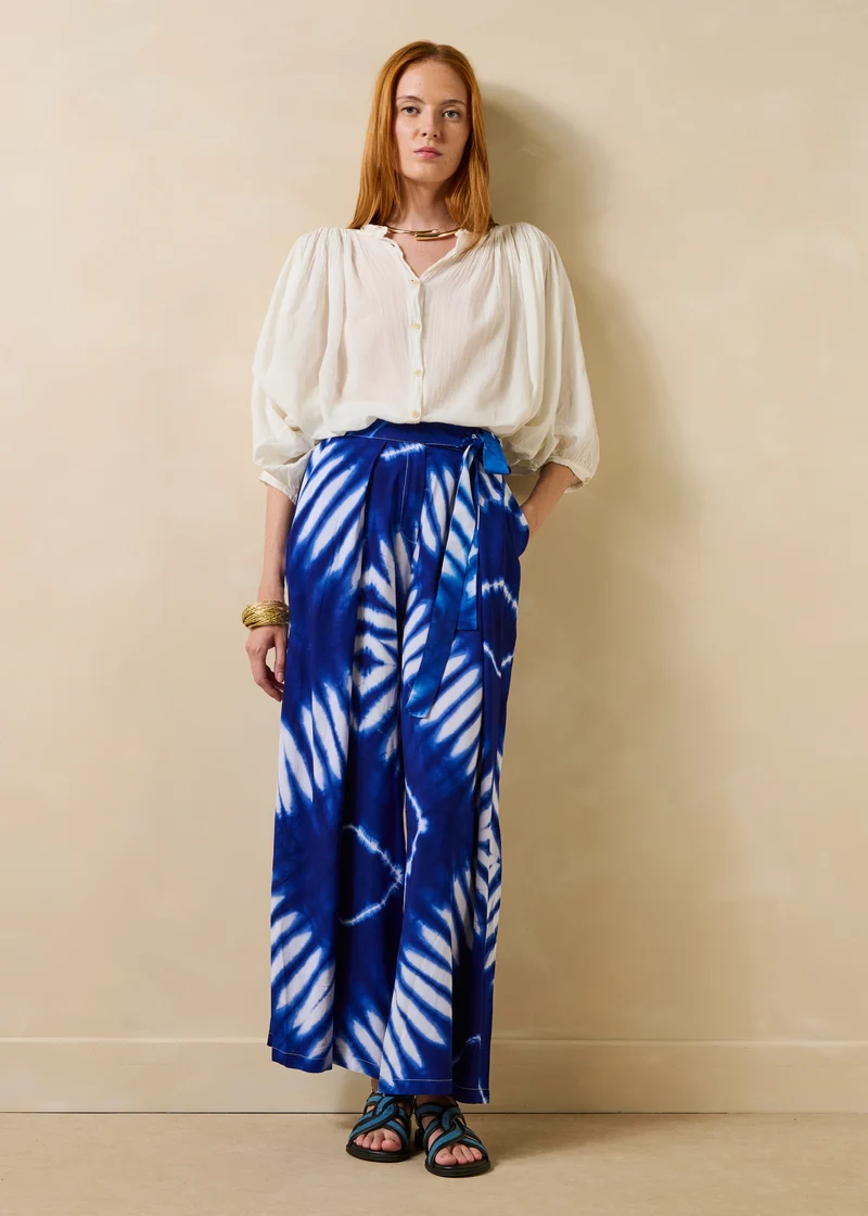 Pantalon large bleu à imprimé ceinturé
