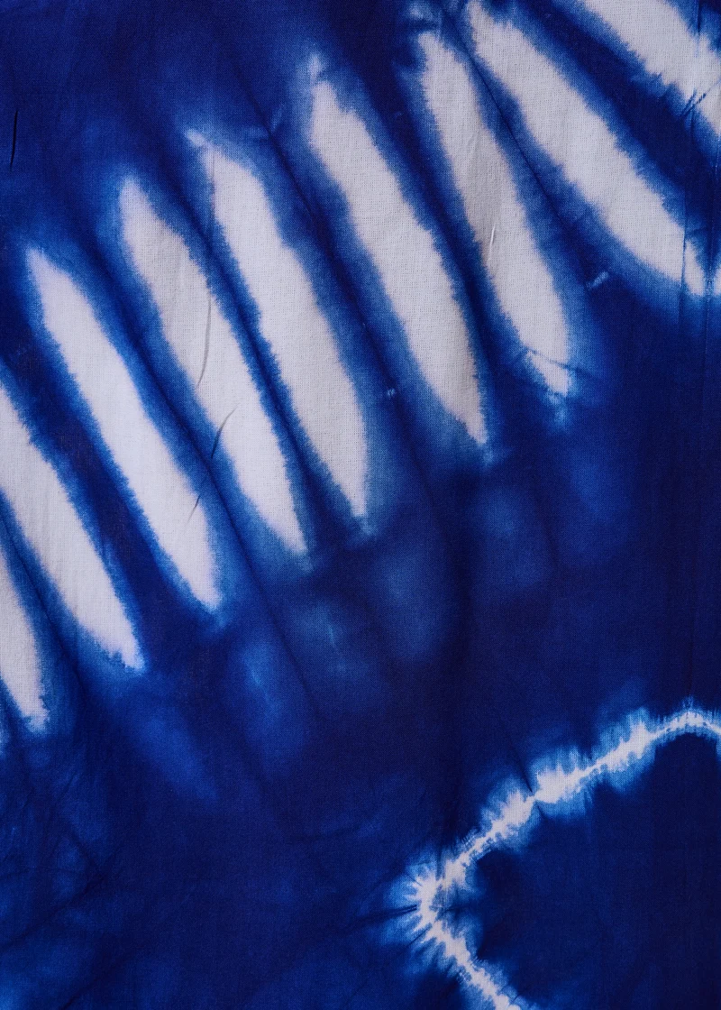 Pantalon large bleu à imprimé ceinturé