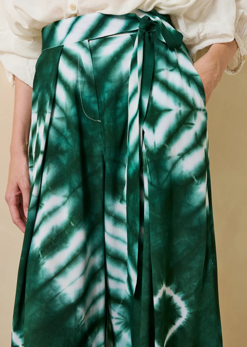Pantalon large vert à imprimé ceinturé