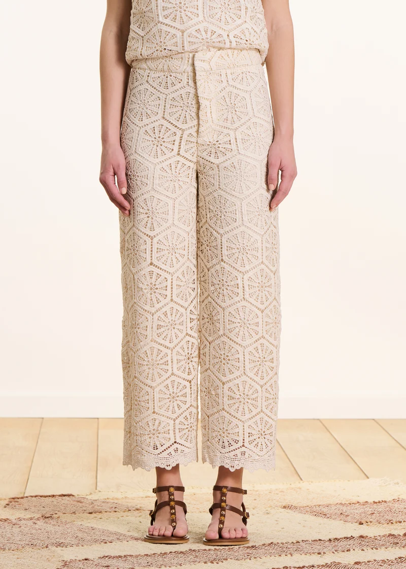 Pantalon droit écru en dentelle taille haute