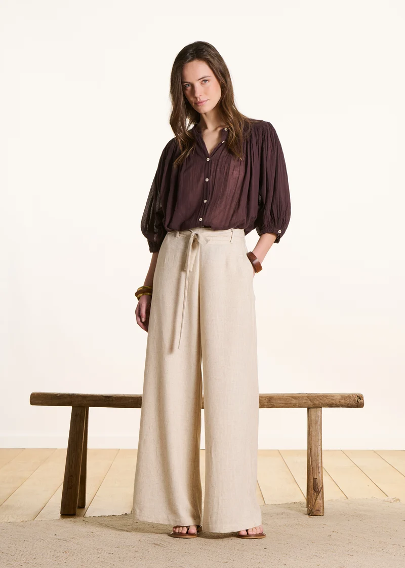 Pantalon large beige avec ceinture à nouer