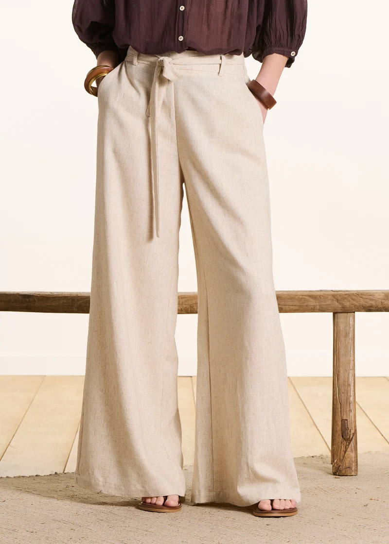 Pantalon large beige avec ceinture à nouer