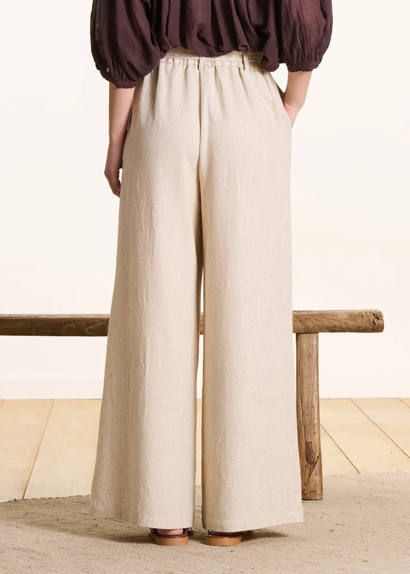 Pantalon large beige avec ceinture à nouer