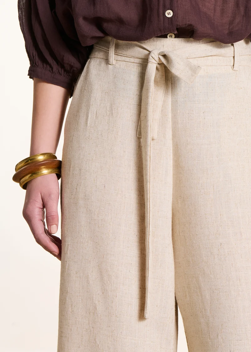 Pantalon large beige avec ceinture à nouer