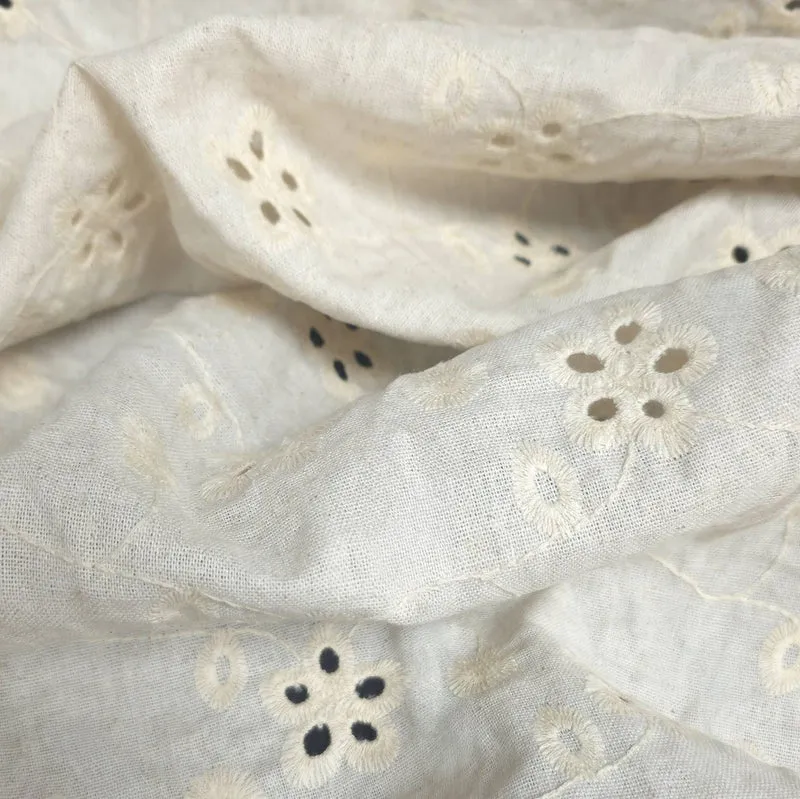 Tissu en lin et viscose brodé | Broderie florale ajourée