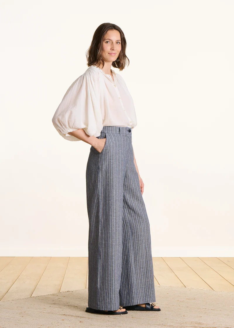 Pantalon droit et large bleu rayé taille haute