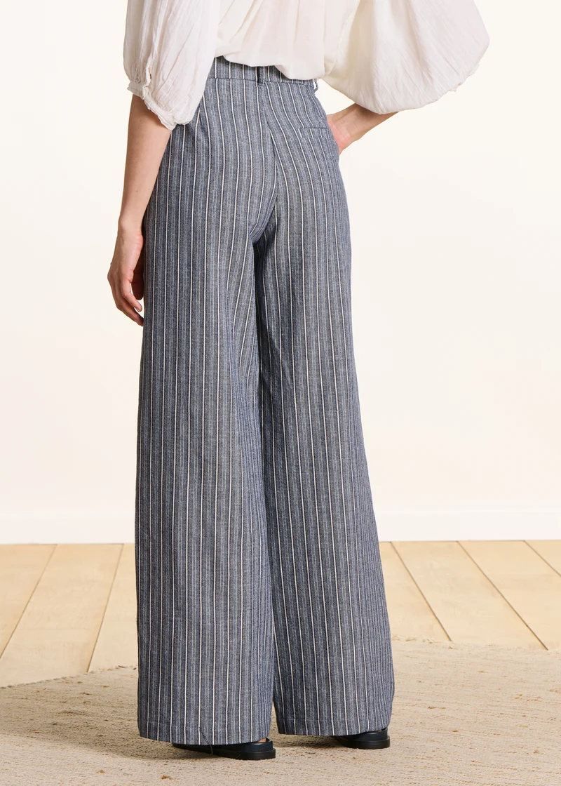 Pantalon droit et large bleu rayé taille haute