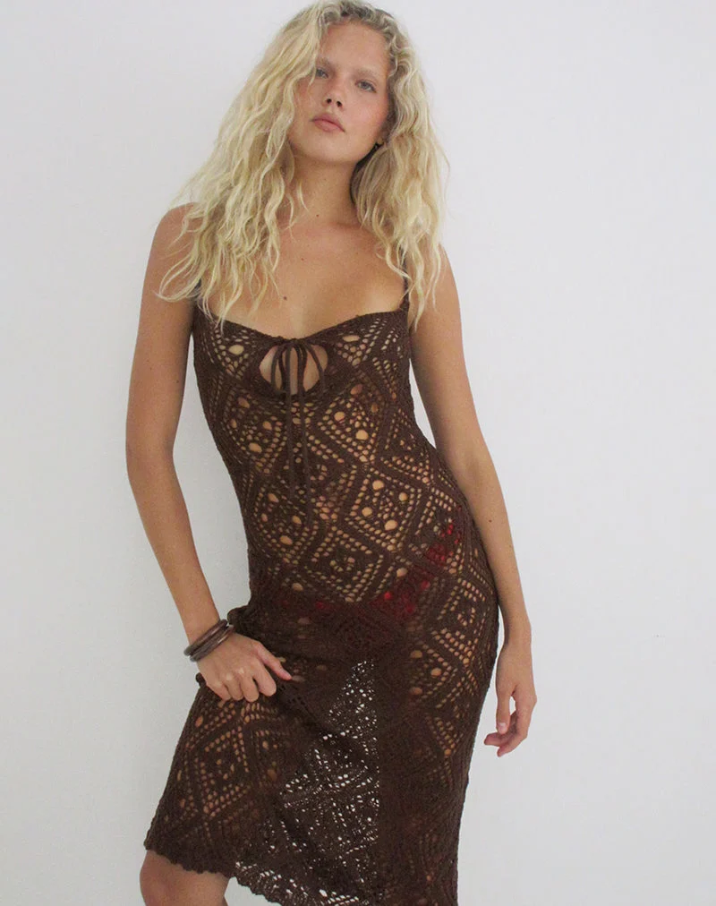 Robe mi-longue Yasiya en maille crochetée ajourée, couleur chocolat noir