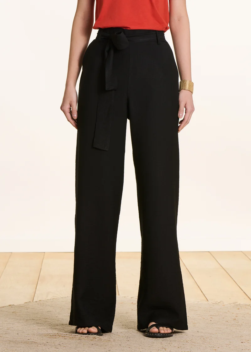 Pantalon droit noir fluide ceinturé