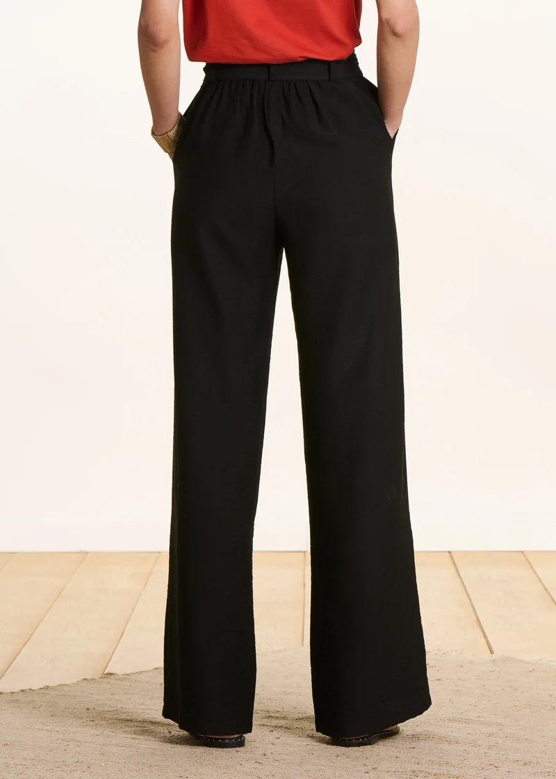 Pantalon droit noir fluide ceinturé