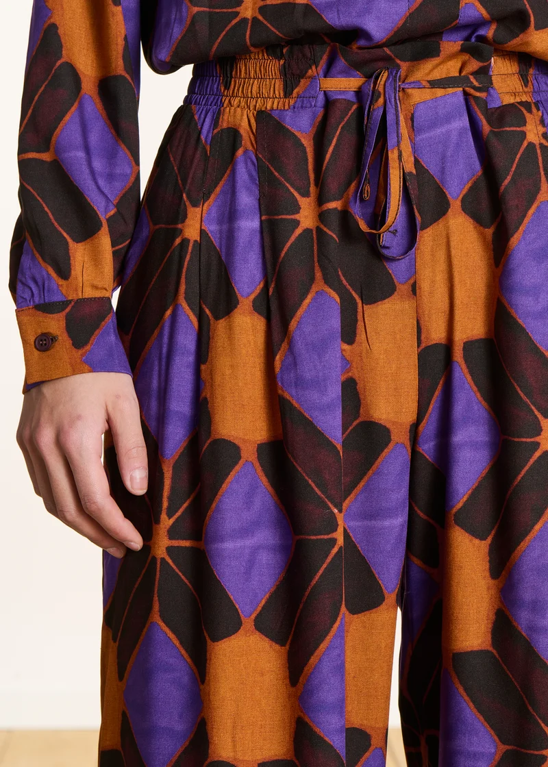 Pantalon large orange et violet à imprimé