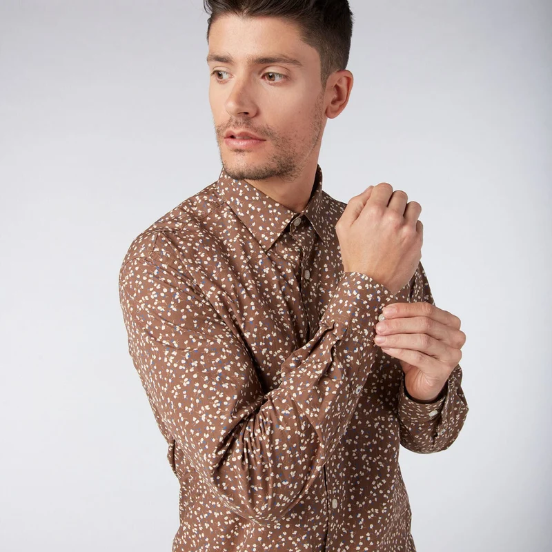 Chemise homme imprimée fleurs marron coupe ajustée