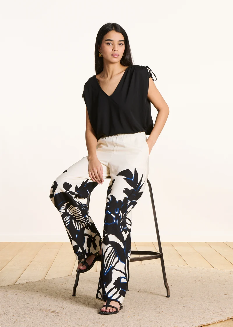 Pantalon écru fluide à imprimé floral noir