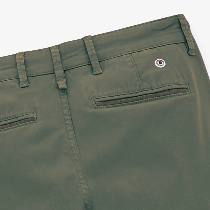Chino 702 coupe droite confort vert kaki