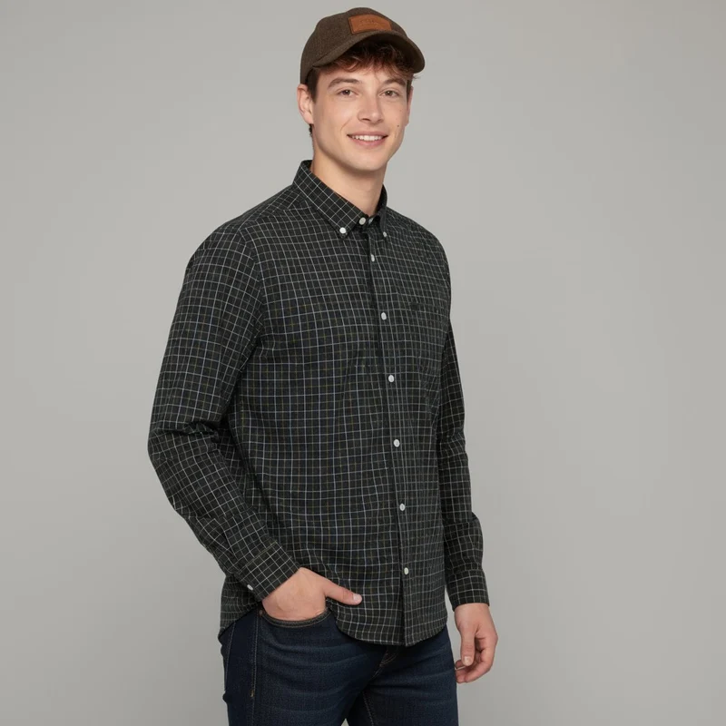 Chemise bleu foncé à manches longues en tissu à carreaux