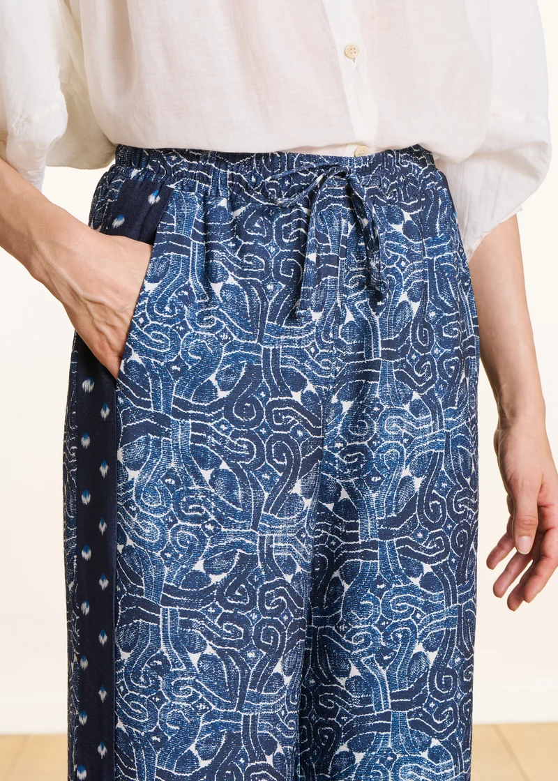 Pantalon large bleu patchwork imprimés