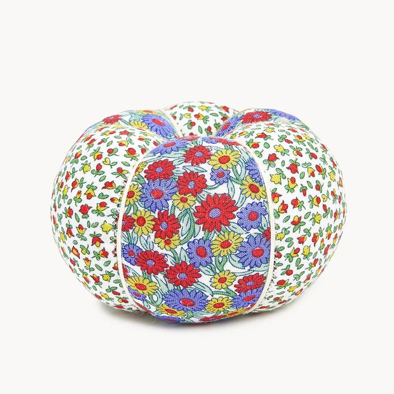 Liberty | Coussin à épingles rond | Prairie de Marguerite et Petits Bourgeons