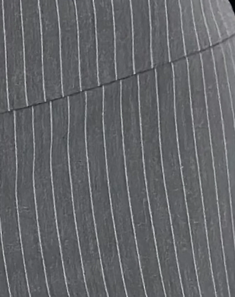 Pantalon Zolena en tissu gris à fines rayures