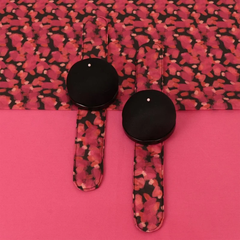 Bohin | Bracelet-Coussin d'Épingles Ajustable | Motif Exclusif Rose & Noir