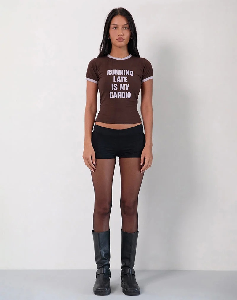 Rinea Tee Top en chocolat amer avec reliure violette et slogan Running Late