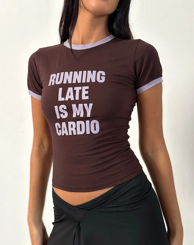Rinea Tee Top en chocolat amer avec reliure violette et slogan Running Late
