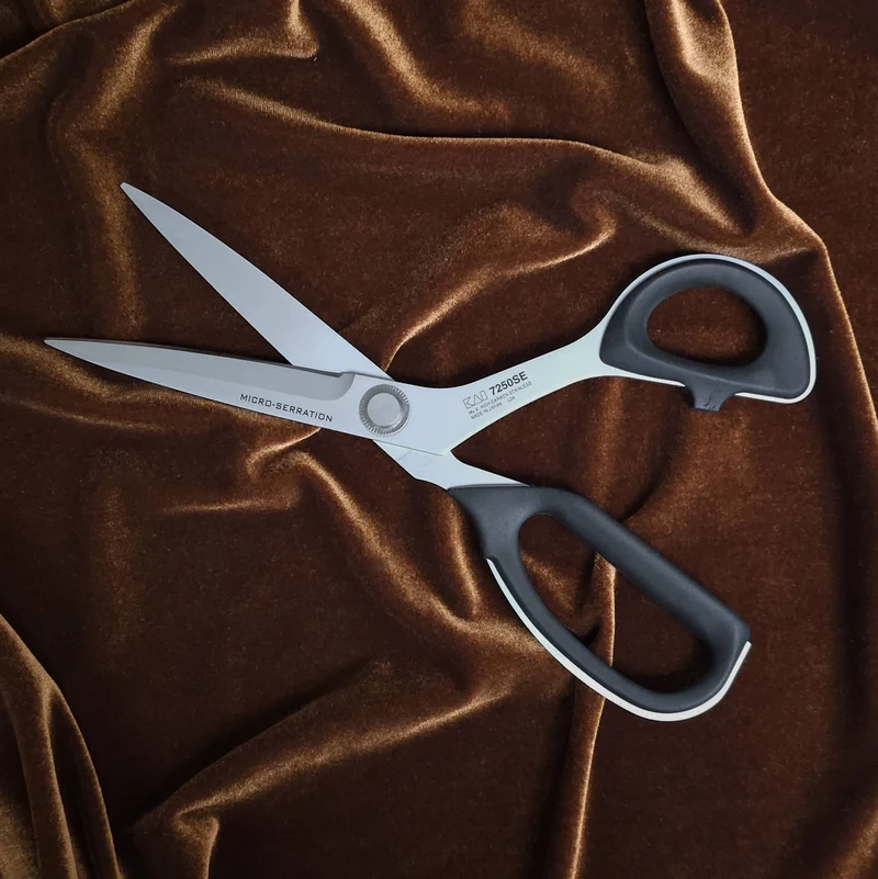 Ciseaux de tailleur KAI 7250SE | Bord dentelé | 10″ (25.4cm)