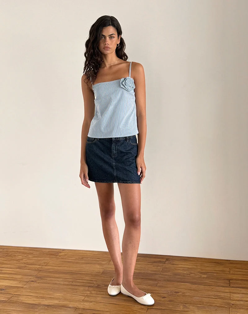 Top Flowa en bleu à petites rayures verticales avec rosette