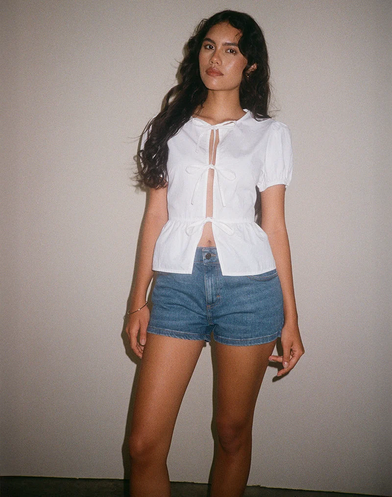 Ryota Tie Front Blouse in White with White Binding (Chemisier à cravate sur le devant en blanc)