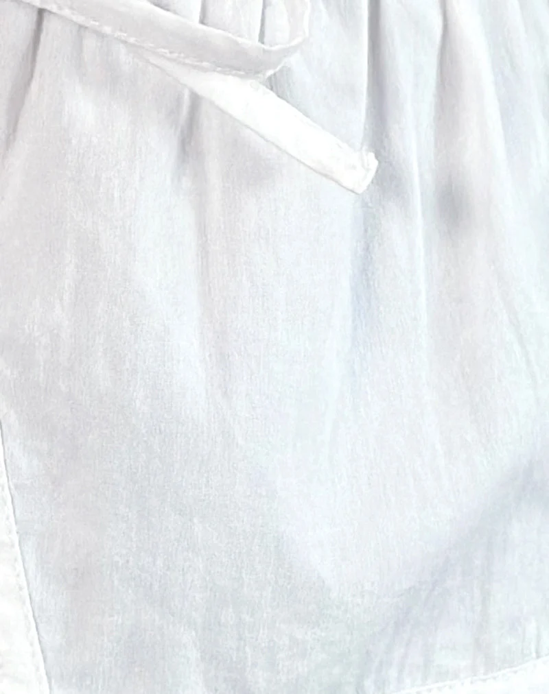 Ryota Tie Front Blouse in White with White Binding (Chemisier à cravate sur le devant en blanc)