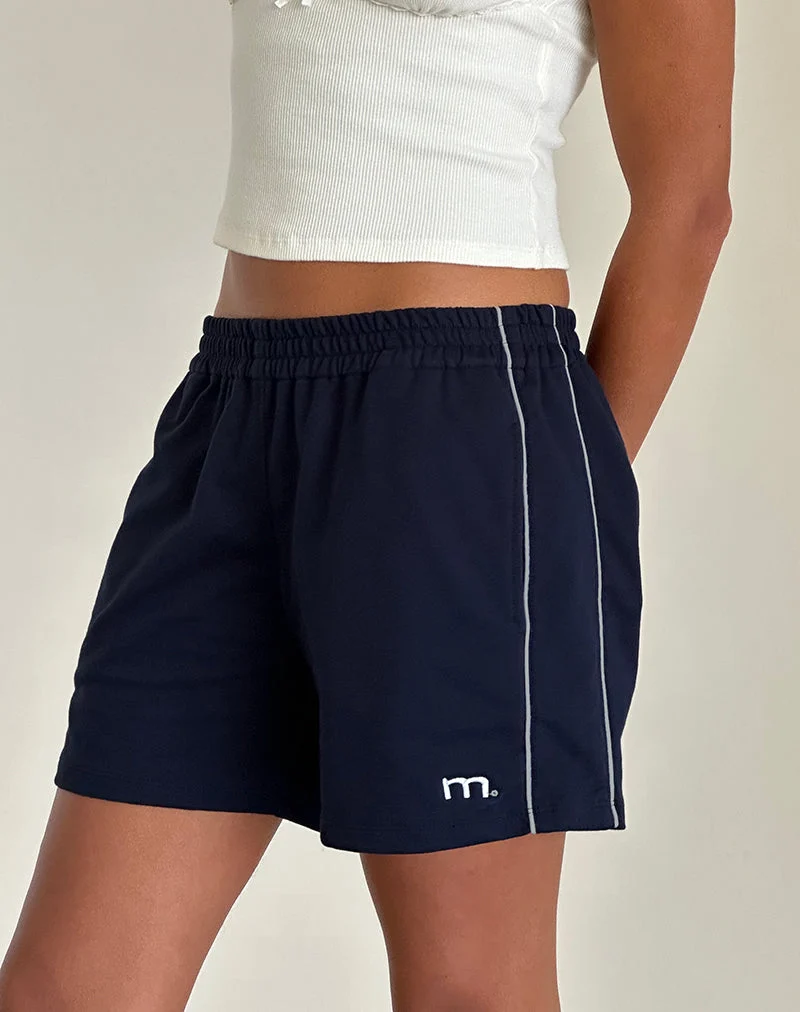 Short Thera en bleu marine avec passepoil blanc et emblème M