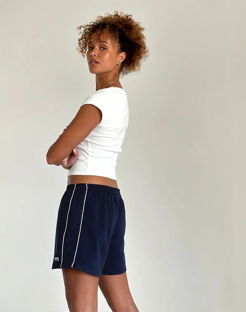 Short Thera en bleu marine avec passepoil blanc et emblème M