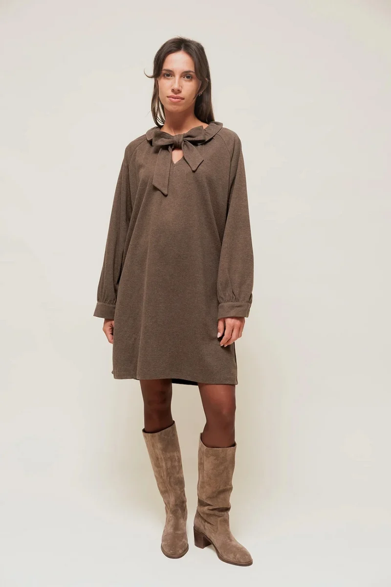 SORAYAE - Robe Courte en Maille Sweat Marron à Col Lavallière