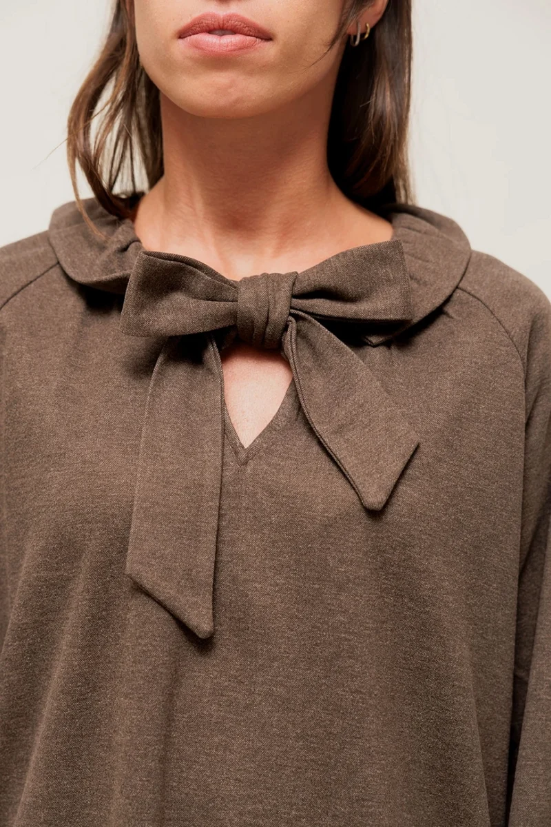 SORAYAE - Robe Courte en Maille Sweat Marron à Col Lavallière