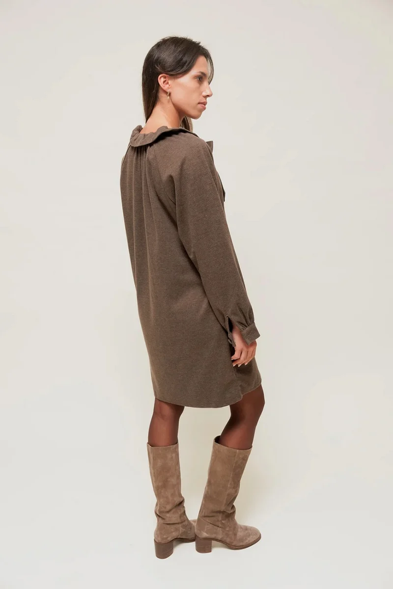 SORAYAE - Robe Courte en Maille Sweat Marron à Col Lavallière