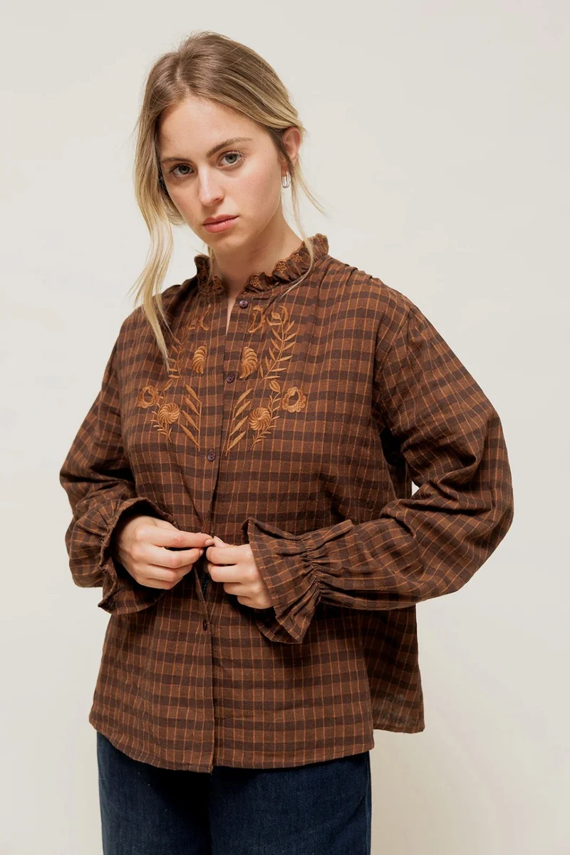 HELYSSA - Chemise à Carreaux et Grand Col Brodé