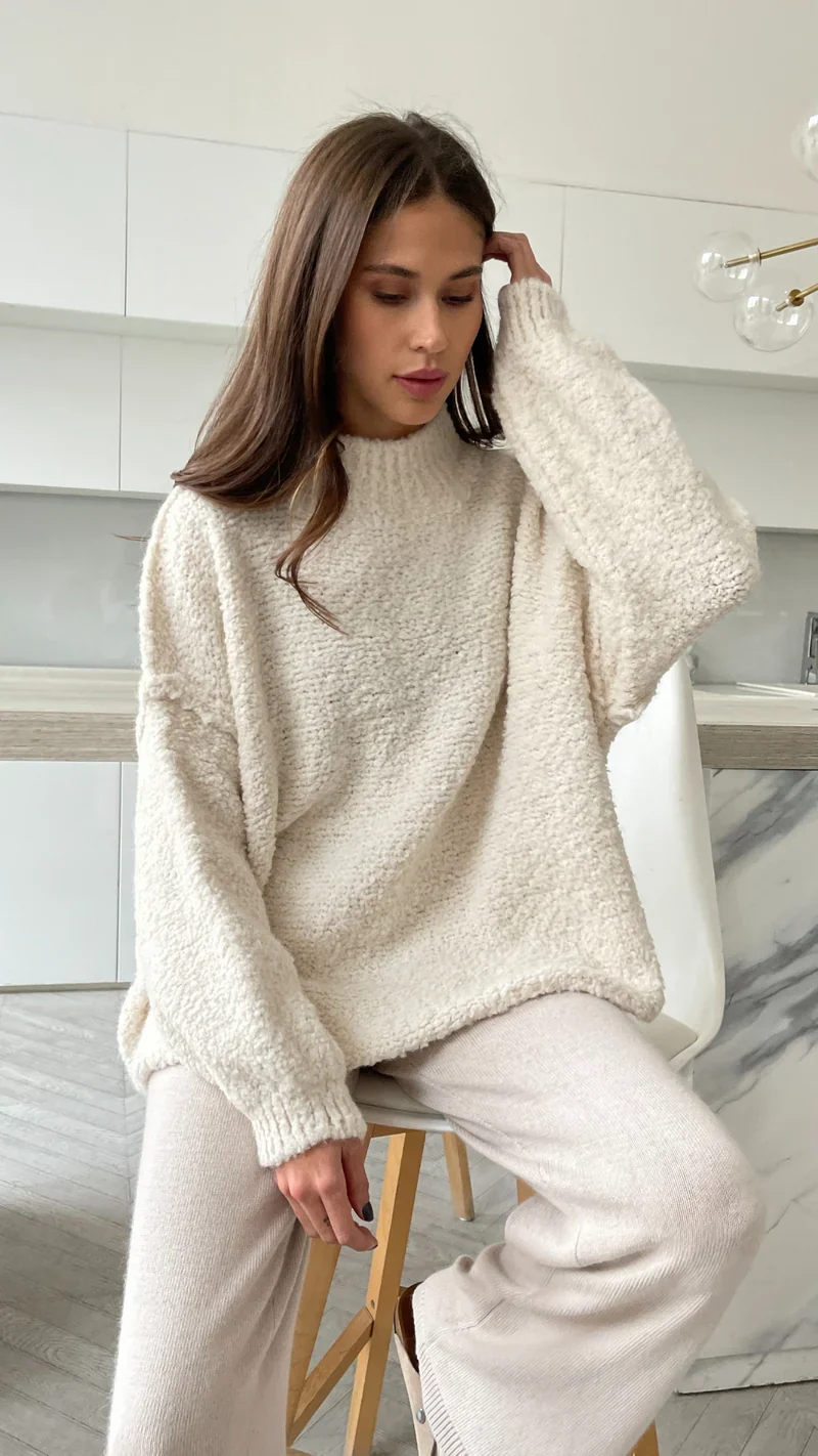 Pull ample en laine bouclée à col montant Jessica